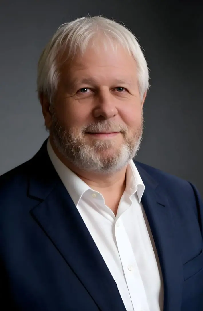 Charlie Hodge headshot
